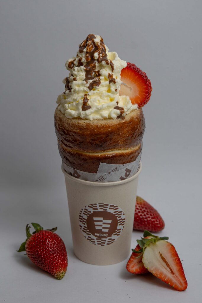 Trdelník Fresa – Preuge Pastelería Eslovaca, Bucaramanga