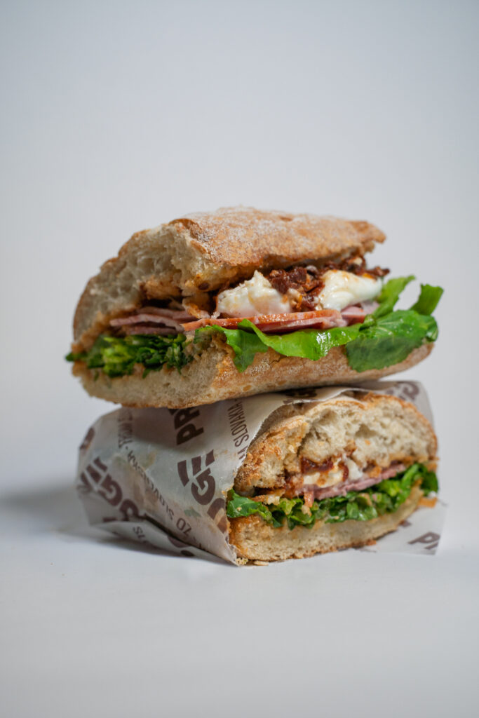 Sándwich Tatras – Preuge Pastelería Eslovaca, Bucaramanga